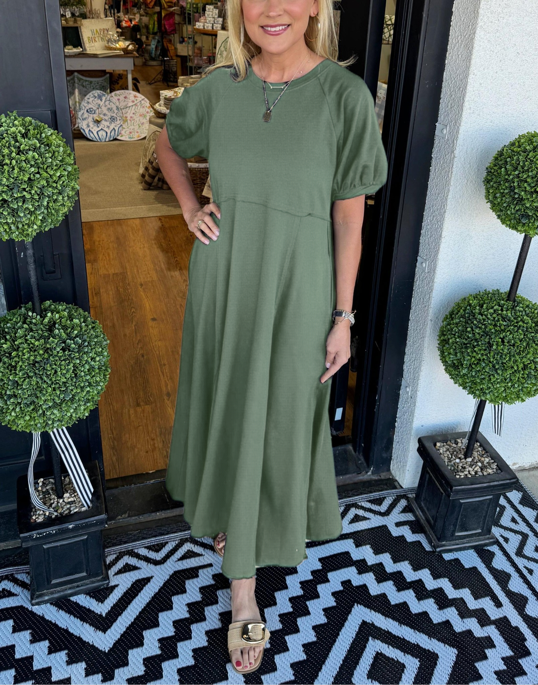 Elegant Maxi Dress with Puff Sleeves and Round Neck