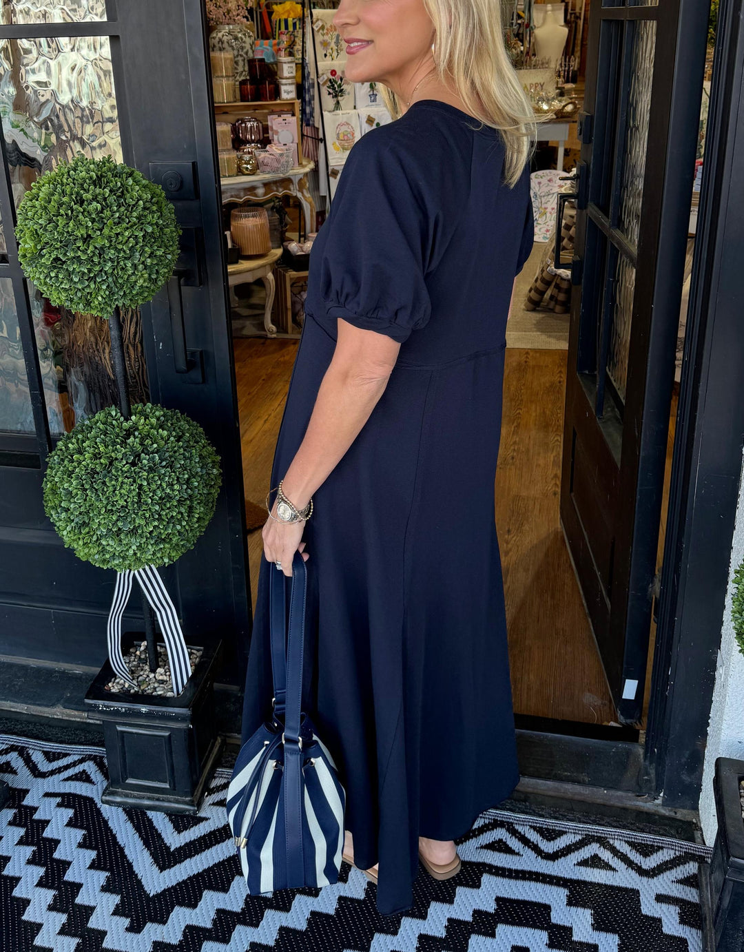 Elegant Maxi Dress with Puff Sleeves and Round Neck