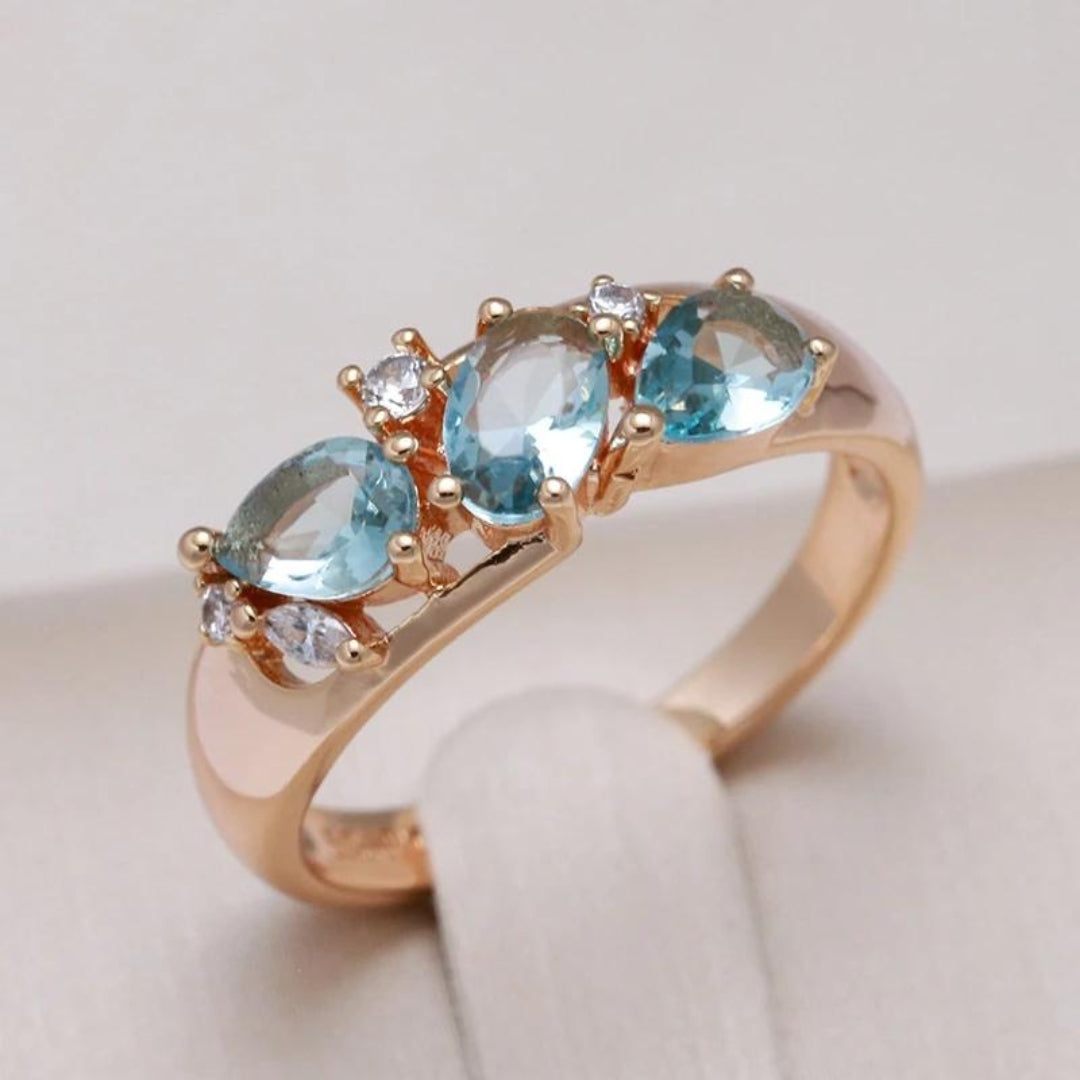 Elegant Vintage Ring with Blue Zirconia in Gold