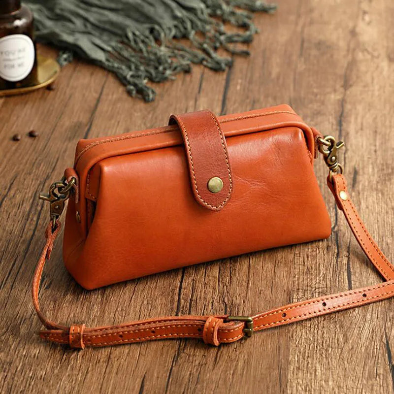 Edis | Classic Retro Shoulder Bag in Compact Format with Buttons