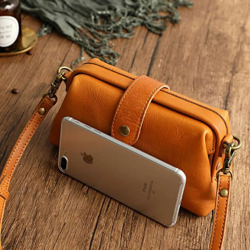 Edis | Classic Retro Shoulder Bag in Compact Format with Buttons