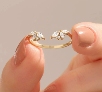 Noelia - Ring made of golden crystal glass