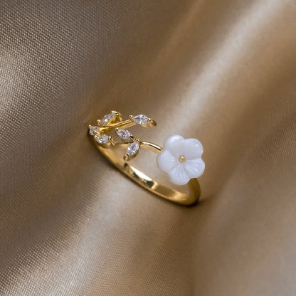 Estela - Ring with White Flowers