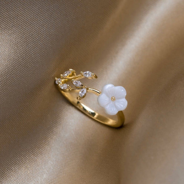 Estela - Ring with White Flowers