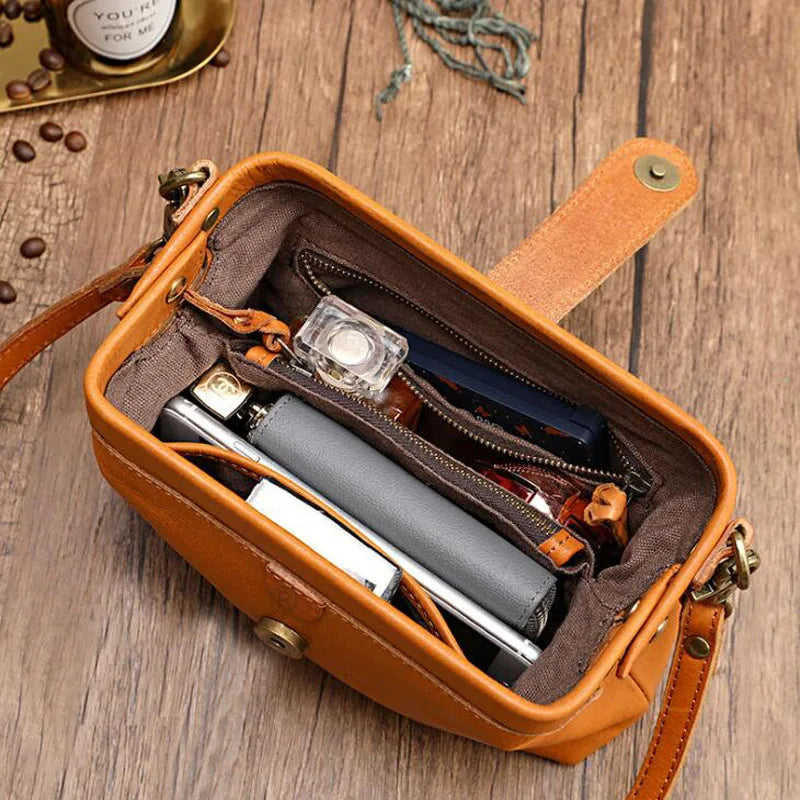 Edis | Classic Retro Shoulder Bag in Compact Format with Buttons